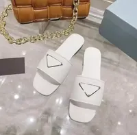 Designer skor f￥rskinn tofflor kvinnors sommar platt botten tricolor sandaler geometri tofflor lady lyx sandal mode ny stil fritid toffel med l￥da