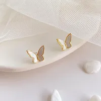 Kolczyki na stadninach 14K Złote Butterfly Shell for Woman Mother-of-Pearl Ear Clips Brak przebitych uszy lekka luksus romantyczna biżuteria modowa