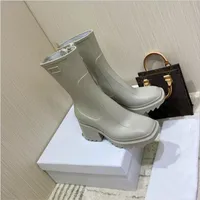 مصمم نساء نصف أحذية أحذية الشتاء مكتنزة ميد الكعوب العادي مربع أصابع القدم حذاء Rainboots Zip Women Mid Calf Booty286b