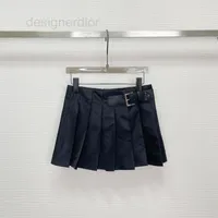 Skirts Designer 22 Début d'automne Dark Department Style de groupe pour femmes Age polyvalente Réduction de la ceinture basse de la taille basse ultra courte plissée Mini Zh9j