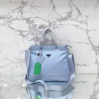 럭셔리 디자이너 핸드백 큰 토트 백은 고품질 나일론 재료 클래식 스타일 세련된 싱글 숄더 가방 대용량과 실용적인 니스로 만들어졌습니다.