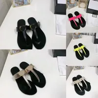 Дизайнеры женские пластики для отдыха Т-образные кожаные сандалии леди плоские пляжные туфли пляжные тапочки высококачественные женские сексуальные шлепанцы сандалия
