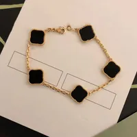 2022 Braccialetti di braccialetti di design per trifoglio dolce di lusso per donne 18k oro in argento nero rosso bianco marchio verde branco Bracciale per la festa di nozze