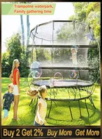 Trampolin vattenpark sprinkler utomhusunderh￥llning sommar trampoliner ir