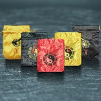 100st Custom Liten Bagua Satin Jewelry Pouch Kinesisk stil Tygstr￥n Puches Presentf￶rpackningsp￥sar Sachet Spices Storage V￤ska med fodrad 4,7x5,9 tum