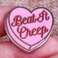 Otros accesorios de moda Cry Baby Beat it Creep Pink Heart Pins Pins Wanda Woodward Citas de la solapa Bolsa Bolsa de joyería para amigos