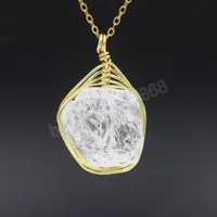 Натуральный прозрачный кристаллический подвесной кулон золотого цветового проводка.