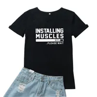 Instalowanie mięśni proszę czekać na wierzch, że kobiety śmieszne litera graficzne koszulki proste