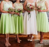 2023 Green Bridesmaid Dresses Lace Applique Jewel Neck Tea Length Tulle Custom Made A Line Plus Size Maid of Honor Gown Country Wedding Wear