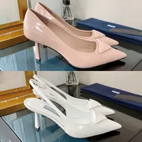 Lyxkl￤nningskor logotyp tryckt 75 mm h￶gklackade borstade l￤derpumpar svart vit rosa slingback br￶llop sandal mode kvinnor designer klackar fest sandaler med l￥da
