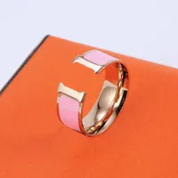 Moda Desingers Ring Luxurys Erkek Kadınlar Mektup Yüzük Çift Takı Hediyesi 8 Renk Çok yönlü lüks mücevherler