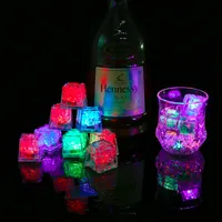 Decoraci￳n de fiestas LED Cubos de hielo Bar Flash Cambio automovil￭stico Cubo de cristal Light-Up 7 Color para Romantic Party Wedding Xmas Regalo KD1