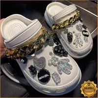 Sandalias Trendy Rhinestone Croc Charms Designer Diy Quality Women Women Zapatos Para Jibs Clay de la cadena de anime Hebilla Bi￱os Ni￱os 220623235W