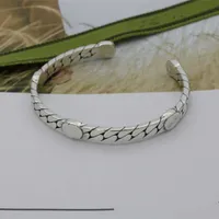 Новая мода высококачественный полосатый письменный браслет простой унисекс универсальный серебряный ретро -браслет.