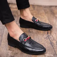Mocasines de textura de cocodrilo clásico zapatos de hombres sólidos puen tendencia de moda tendencia estilista club nocturno zapatos puntiagudos