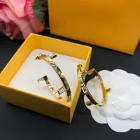 Nowe projektantki Hoop Studs For Women Luxurys Projektanci Letter F Earring Love Pearl Kolczyki Wesele z pudełkiem