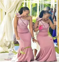 2022 Lange zeemeermin bruidsmeisjekleding Dusty Rose een schouder Afrikaanse vrouwen jurk met boog kant -meid jurken groothandel GB0916