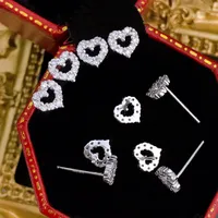 22090601 أقراط الأذن دبوسات 0.2ct على شكل قلب جوفاء جولة الماس AU750 الذهب الأبيض المجوهرات يجب أن يكون