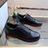 أحذية جديدة للرجال غير الرسمي مصمم للأزياء جلدية مطرزة على أحذية شارع مسطحة في الهواء
