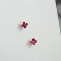 Beobachtete silbergepackte süße rote Zirkon kleine Blumenohrringe für Frauen Süßes Mode Mädchen Schmuck Geschenk