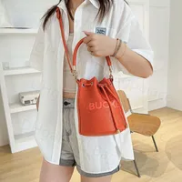 Sevimli küçük çizim çantaları 2022 Luxurys tasarımcılar kova çanta ip omuz çantaları mektup kadın kılıf moda deri çapraz debriyaj daha fazla renk