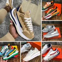 Diseñador Sneaker Sacais Zoom Cortez 4.0 Zapatos White University Red OG Vaporwaffle Sesame Trainer Kaws Leamer Suede Waffle Sneakers