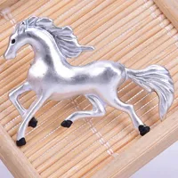 Spille Fashion White Horse Pins Pin Collar Distinzione Distinzione di gioielli Donne Regali