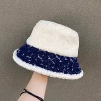 Desing invernali all'ingrosso cappello da secchio Luxurys largo cappelli di brim lettera da sole tendenza alla moda buckethat berretto da giardino di alta qualit￠ da giardino caldi e spessi tappi