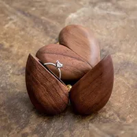 Boîtes de bijoux Boîne à anneau en bois de noyer en forme de coeur