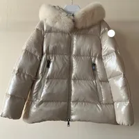 세리퍼 디자이너 여자 다운 재킷 자수 배지 겨울 코트 메이야 폭스 모피 칼라 여자 겨울 코트.