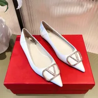 2022 Новые кроссовки обувь высококачественного дизайнера роскошного бренда Женщины низкие каблуки с заостренными пальцами в различных цветах с размером коробки35-40 CBO