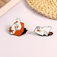 Cartoon süßes Tier große weiße Gänse Emaille Brosche lustige Enten -Snack -Sofa Schlaflegierung Pins Abzeichen Süßes Schmuck Geschenk für Freunde