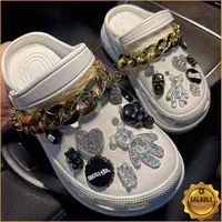 Sandalias Trendy Rhinestone Croc Charms Designer Diy Calidad de calidad Zapatos para mujeres para jibs Caja de anime Buckle Niños Niños 220623268S