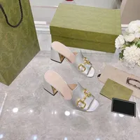 2021 Designer Women Sandals Horsebit Gold-Tones High Heels Fashion Square Toe Toe Pumpes en cuir Black Blanc Robe extérieure Sandale Chaussures décontractées