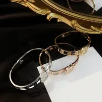 Klassiska armband Bangle Luxury Designer Letter Armband Crystal 18K Gold Plated Rose Gold Silver Rostfritt stål Bröllopsgåva