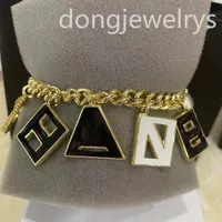 Designer smycken armband med charm manschettarmband handledsdekoration krokar armbanden lyxiga moderna kreativa armband dongjewelrys