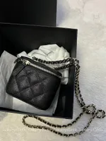 Bolsas de ombro de bolsas de crossbody feminino Designer Luxury Mini Portable Box Cosm￩tico Bolsa de Bolsa de Ovelha Black Ladies Moda Pequenas Bolsas Golden Ball Chain 11cm