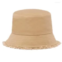 Berets Classic Solid Canvas Bucke Hat Pilting Emelcodery Sruck Edged Fisherman Model Catwalk Travel Sunscreen Ships Unisex