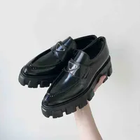 Designerinnen Frauen Boots Freizeitschuh -Leder -Schuhe Sleber Sneakers Angehobene Plattform Ferse Dreieck Metall Mattes Patent Leder Monolith gebürstete Lederloafer Low Cut