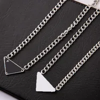 23SS Black White 2Color Triangle Letter Pendant Halsband Luxury Brand Designer Statement Smycken Titanium Steel Halsband Kedja M￤n kvinnor unisex g￥va
