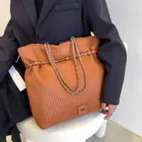 Sacs de soirée 2022 Famouse Brand Chain Bucket Hands Handbag Designer Plemhed Tote For Women Clutch Pornets Crossbody Sac longue ceinture