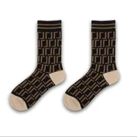 Dise￱ador de calcetines para hombres y mujeres Luxury Sports Four Seasons Impresi￳n de la marca Hombres Mujeres Cartas impresas Bordado de algod￳n Calcio de algod￳n