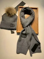 2022 Domande di qualità Designe Designe Set di sciarpa set classici tieniti caldo in inverno cappelli in lana a due pezzi Scarpe Accessori di moda di marca 999 999