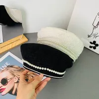 Moda Tasarımcısı Beret Bayan Marka Mektubu Lüks Siyah Beyaz İnci Kumaş Şapka Bere Kapağı Lady Dış Mekan Seyahat Sıcak Kış Rüzgar Geçirmez Tatil Bonnet Kapakları