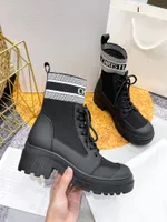 Kurze Stiefel Lederschuhe Schwarze Schuhplattform Sneakers Luxusdesigner Ladies Schokoladenb￼rger Dreieck Logo -Loga Monolith