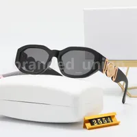 2023 Luxurys designer classici occhiali da sole uomo donna Fashion retrò piccolo telaio UV400 di alta qualità Travel Beach Beach Island Street Round Round Gold Frame Eyewear