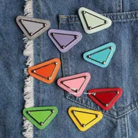 Najlepsze piny damskie broszki mody Wysokowyd-odwrócony trójkąt broszek metalowe litery skórzana odznaka