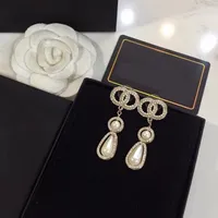 Designer de luxo Moda Dangle Brincos de lustre 18K P￩rolas de ouro de ouro Brincos de festa de casamento para festa de casamento de diamantes com caixa