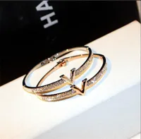 Brand de marque europ￩en V Crystal Bangle - Options de ton or et argent￩ sans