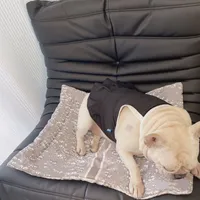 Tasarımcı Köpek Yatakları Klasik harfler Pet Kennels Pets Mat Küçük Orta Köpekler İçin Nefes Alabilir Yumuşak Dolgu Makinesi Yıkanabilir 2 Renk Toptan Beyaz S M10